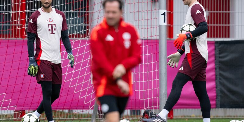Torwart Sven Ulreich (l) hat sich im Ton vergriffen und wird für ein Spiel gesperrt. - Foto: Sven Hoppe/dpa