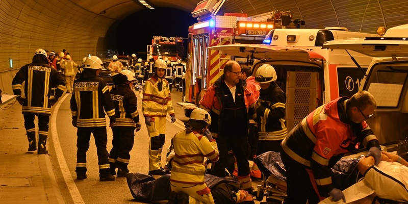 FF Olsberg: Rettungsübung im Losenbergtunnel B 480 in Olsberg - Bigge - Foto: presseportal.de