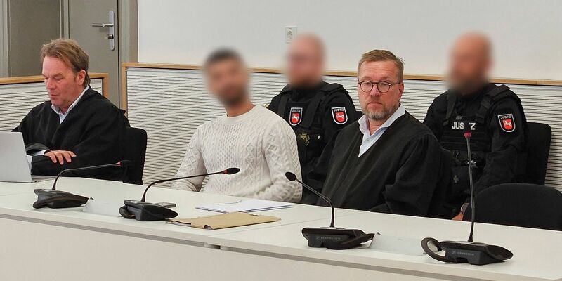 Kopfschüttelnd hörte sich der Angeklagte das Urteil gegen ihn an. - Foto: Christian Brahmann/dpa