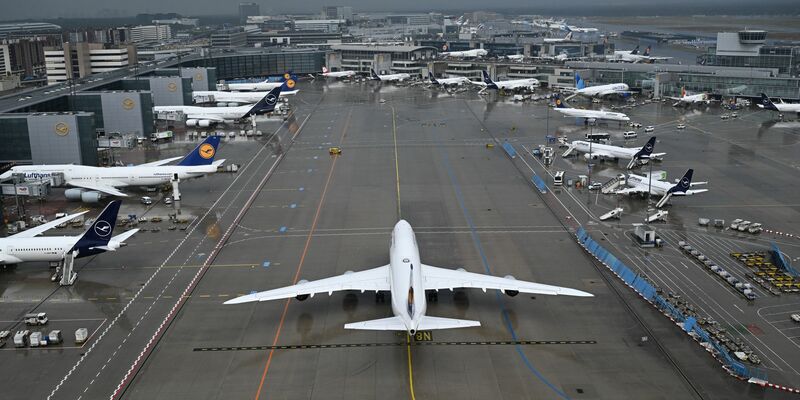 Am Flughafen Frankfurt kommt es derzeit zu erheblichen Problemen. (Archivbild)  - Foto: Arne Dedert/dpa