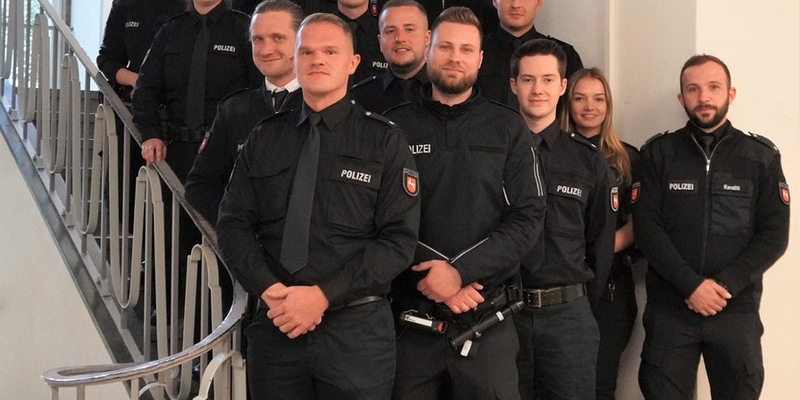POL-HM: Herzlich Willkommen! 15 neue Mitarbeitende wurden in der Polizeiinspektion Hameln-Pyrmont/Holzminden begrüßt - Foto: presseportal.de