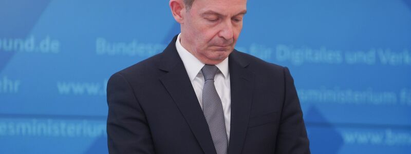 Bundesverkehrsminister Volker Wissing (FDP) blickt bei einer Pressekonferenz im März 2022 auf sein Smartphone. - Foto: Joerg Carstensen/dpa