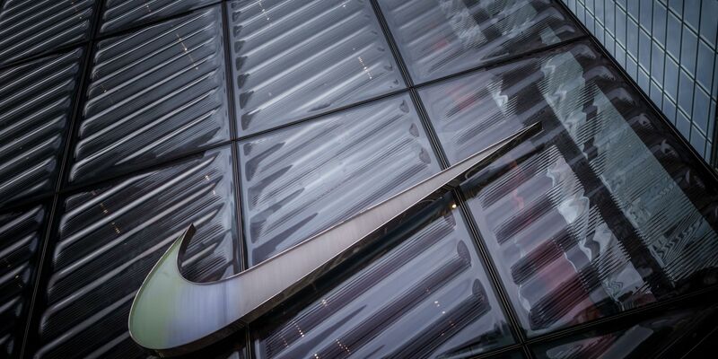 Das Nike-Geschäft erholt sich - doch die Belastung durch die US-Zölle wird größer. (Archivbild) - Foto: Michael Kappeler/dpa