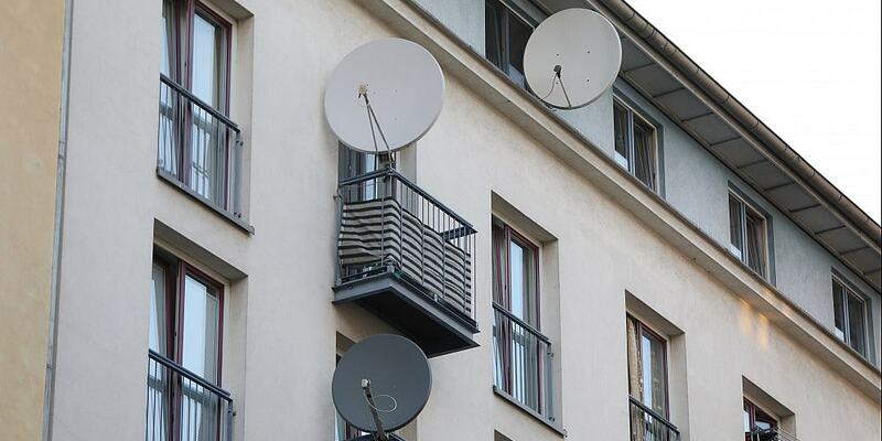 Satellitenschüssel an Wohnhaus (Archiv) - Foto: über dts Nachrichtenagentur