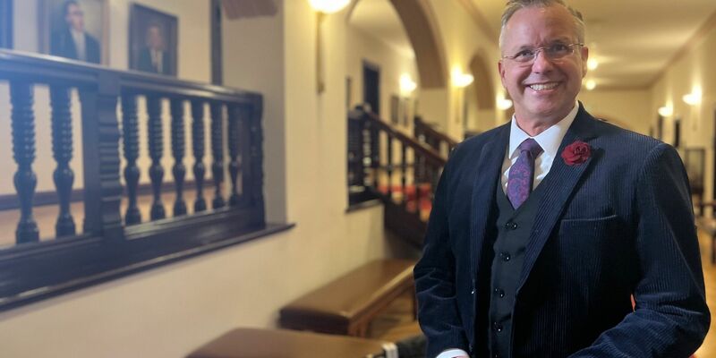 Monatelang hatte es Querelen um das Bürgermeisteramt im Rathaus in Westerland gegeben, am Sonntag ist Nikolas Häckel von den Sylterinnen und Syltern abgewählt worden. - Foto: Lea Albert/dpa