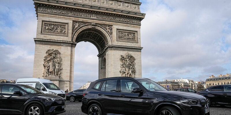 In Paris müssen Fahrer schwerer Autos nun deutlich mehr bezahlen. (Archivbild) - Foto: Michel Euler/AP/dpa