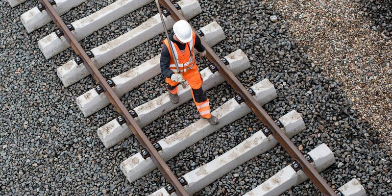 Die Bahn erneuert ihre Schienen zwischen Hamm und Hannover - für Reisende bringt das erstmal Umleitungen und Zugausfälle mit sich. (Archivbild) - Foto: Lukas Schulze/dpa