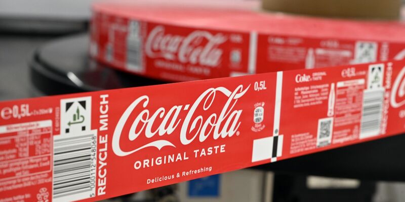 Die Gewerkschaft NGG kritisiert die Schließungspläne von Coca-Cola in Deutschland scharf. - Foto: Uli Deck/dpa