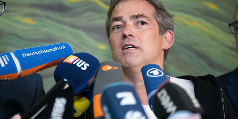 «Querdenken»-Initiator Michael Ballweg beklagt staatliche Verfolgung. - Foto: Marijan Murat/dpa