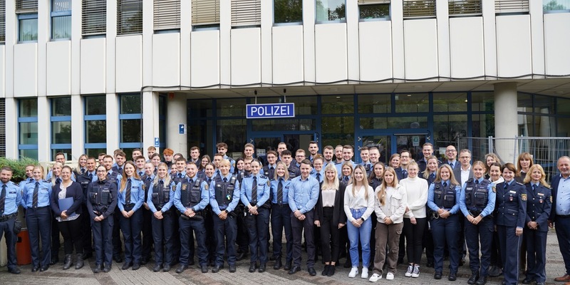 POL-PPMZ: Polizeipräsident Reiner Hamm ehrt besondere Leistungen und begrüßt 46 neue Polizistinnen und Polizisten - Foto: presseportal.de