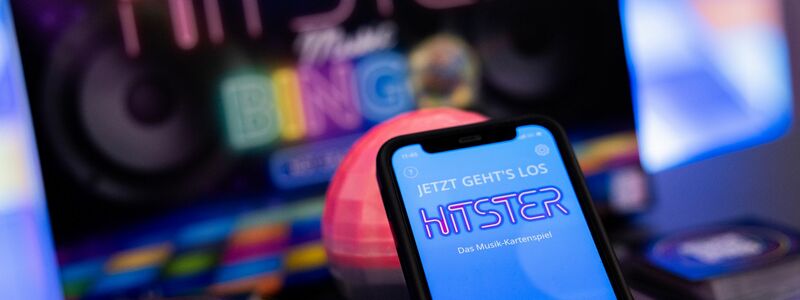 Die App spiel die Musik ein, die Spieler müssen danach die Karten sortieren: Hitster gilt als erfolgreiches Hybrid-Spiel. - Foto: Rolf Vennenbernd/dpa