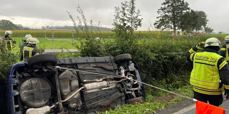 FW Ense: Familie nach Verkehrsunfall in PKW eingeschlossen / Feuerwehr übernimmt technische Rettung - Foto: presseportal.de