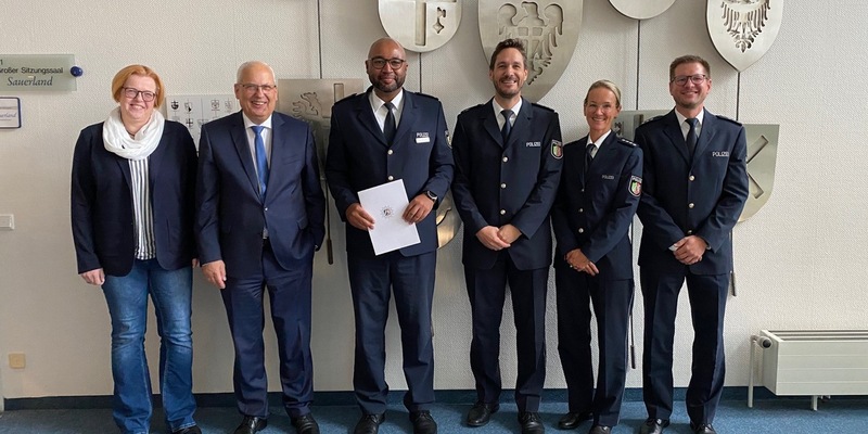 POL-HSK: Polizeirat Victor Ocansey als Direktionsleiter Verkehr vorgestellt - Foto: presseportal.de