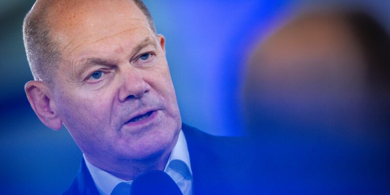 Bundeskanzler Olaf Scholz /(SPD) stellt sich in Schwerin den Fragen von Bürgern. - Foto: Jens Büttner/dpa