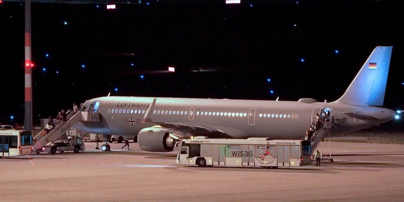 130 weitere deutsche Staatsangehörige konnten Beirut heute mit einem von der Bundesregierung organisierten Flug verlassen. Auf dem Airbus blieben Plätze frei. - Foto: Michael Ukas/TNN/dpa