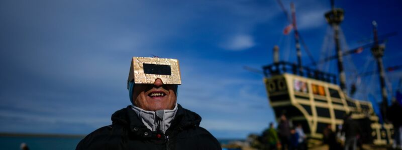 Spezielle Brillen sind wichtig, um eine Sonnenfinsternis zu beobachten. - Foto: Natacha Pisarenko/AP/dpa