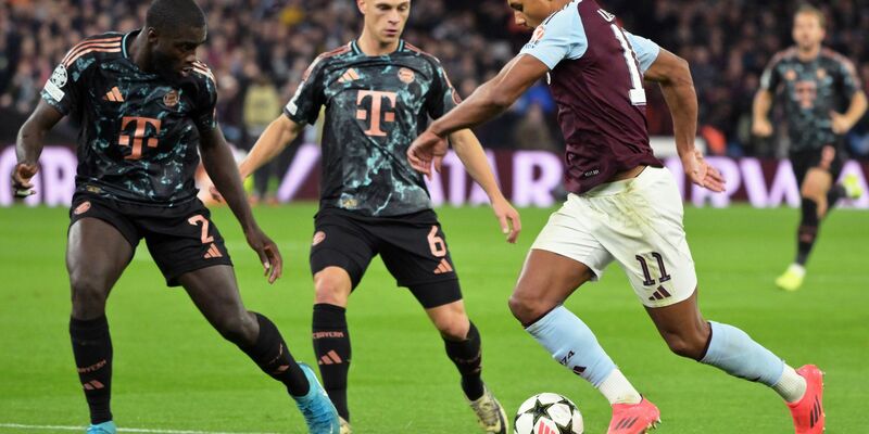 Liefern sich stellvertretend für ihre Teams einen harten Kampf: Die Münchner Dayot Upamecano (l) und Joshua Kimmich sowie Villas Ollie Watkins. - Foto: Peter Kneffel/dpa