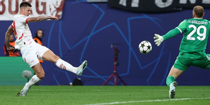 Lois Openda checkt Turins Gleison Bremer weg. Der Juve-Kapitän muss frühzeitig vom Platz.  - Foto: Jan Woitas/dpa