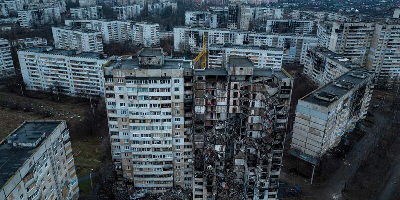 Das Wohnviertel Saltiwka im Norden von Charkiw ist immer wieder Ziel russischer Angriffe. (Archivbild) - Foto: Evgeniy Maloletka/AP/dpa