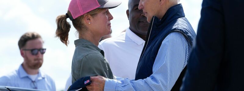 «Wir lassen Euch nicht im Stich», verspricht Biden den Betroffenen. - Foto: Susan Walsh/AP/dpa