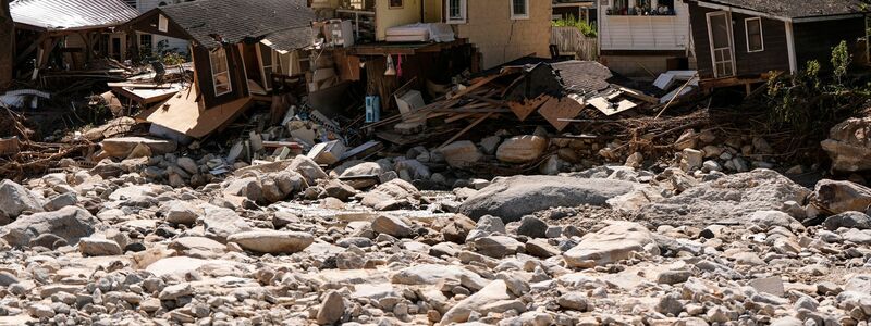 Besonders in North und South Carolina wurden große Teile des Stromnetzes zerstört. - Foto: Mike Stewart/AP/dpa