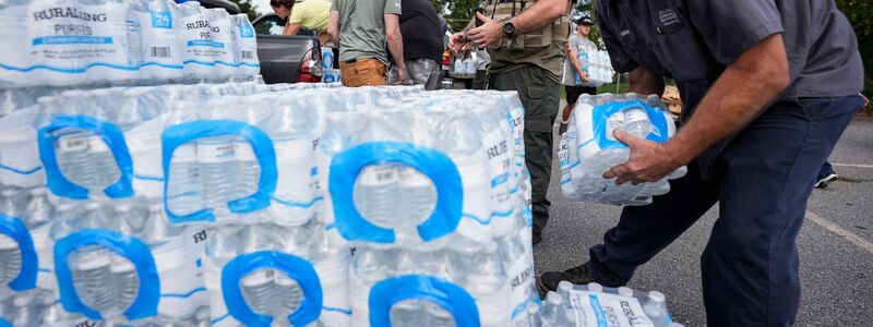 Straßen sind vielerorts unpassierbar, was die Lieferung dringend benötigter Hilfsgüter erschwert. - Foto: Mike Stewart/AP/dpa