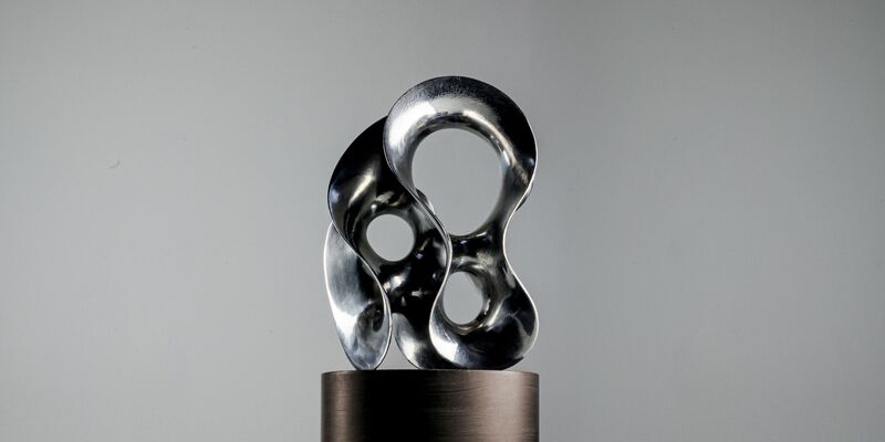 Die Preisträger erhalten im Dezember eine von Eva Hild geschaffene Skulptur, die aus eingeschmolzenen illegalen Schusswaffen hergestellt worden ist. - Foto: Right Livelihood Foundation/dpa