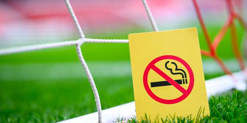 Ein Nichtraucherverein macht sich für ein Rauchverbot in allen deutschen Fußballstadien stark. - Foto: Tom Weller/dpa