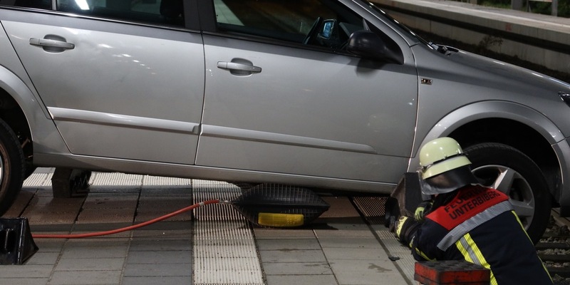 Bundespolizeidirektion München: Glück im Unglück / Senior fährt mit Auto über Bahnsteigkante - Foto: presseportal.de