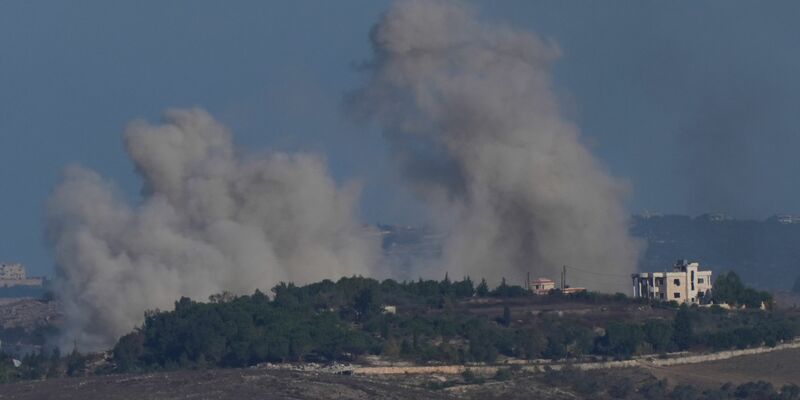 Rauch steigt nach einem israelischem Bombardement im Südlibanon auf. - Foto: Baz Ratner/AP