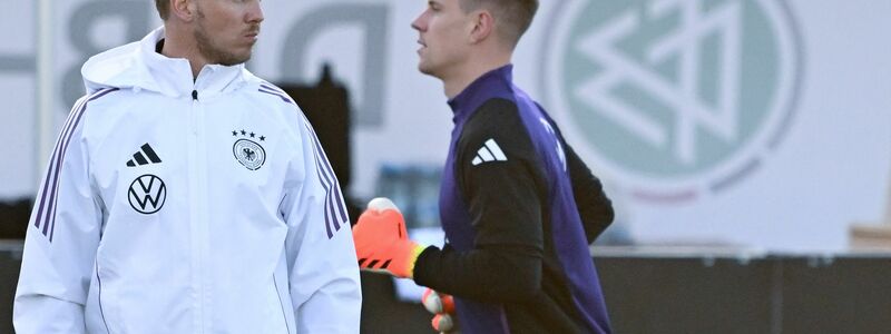 Trotz Verletzung: Julian Nagelsmann (l) bekennt sich zu Marc-André ter Stegen als DFB-Torwart Nummer eins.  - Foto: Arne Dedert/dpa