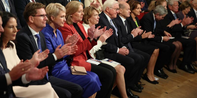 Kanzler Scholz findet bei seiner Festrede zum Tag der Deutschen Einheit in Schwerin mahnende, aber auch lobende Worte. - Foto: Jens Büttner/dpa POOL/dpa