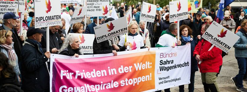 Transparente und Plakate: Bei der Großdemonstration in Berlin forderten viele Teilnehmer, auf Diplomatie und Verhandlungen zu setzen. - Foto: Jörg Carstensen/dpa