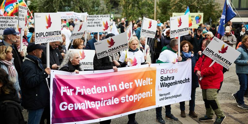 Bereits am frühen Samstagnachmittag sind einige Tausend Demonstranten gestartet, um in Berlin für Frieden zu demonstrieren.  - Foto: Jörg Carstensen/dpa