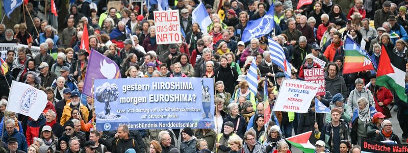 Bei der Demonstration zu dem das Bündnis „Nie wieder Krieg“ aufgerufen hatte, zogen Tausende von Teilnehmern durch Berlin. - Foto: Sebastian Gollnow/dpa