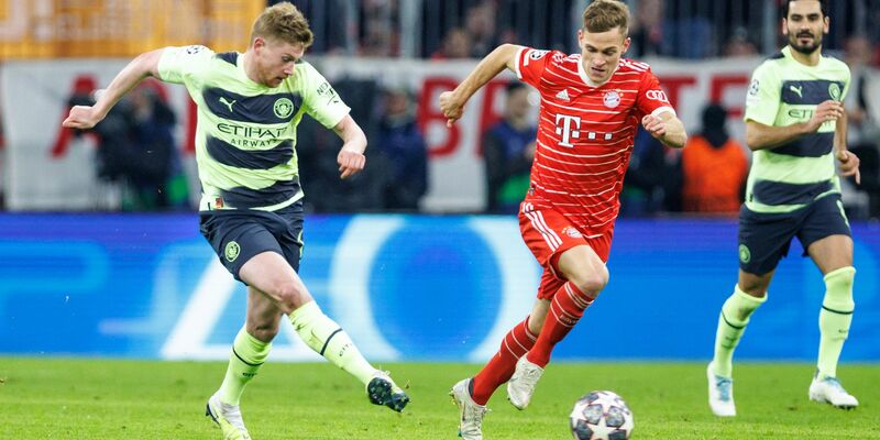 Kevin de Bruyne (l) und Joshua Kimmich sind nur bis zum 30. Juni 2025 vertraglich gebunden. - Foto: Matthias Balk/dpa