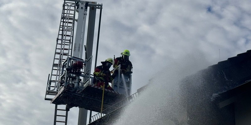 FW-SE: Brand eines Schuppens greift auf Endreihenhaus über - Foto: presseportal.de