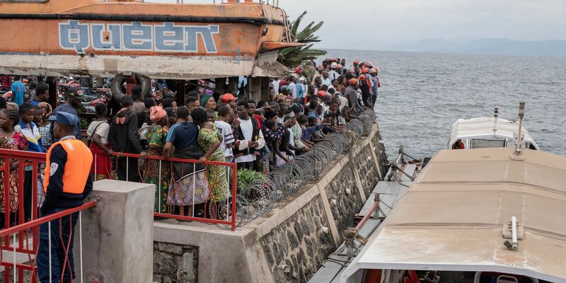 Frauen trauern im Hafen, nachdem eine Fähre mit Hunderten Menschen an Bord bei der Ankunft gekentert ist. - Foto: Moses Sawasawa/AP/dpa
