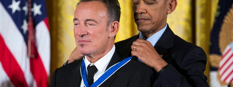 Der damalige US-Präsident Barack Obama hatte Springsteen die Freiheitsmedaille verliehen. - Foto: Shawn Thew/epa/dpa