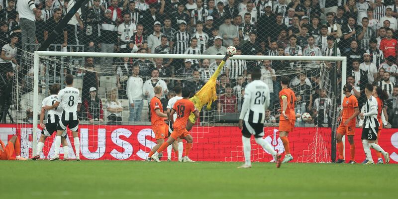 Ließ sich beim Sieg in Istanbul nur einmal überlisten: Eintracht-Torwart Kaua Santos. - Foto: Str/dpa