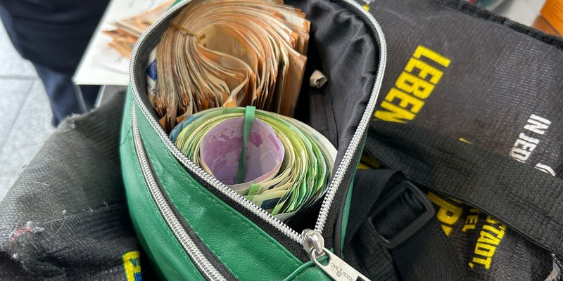 HZA-F: Groß angelegte Kontrolle des grenzüberschreitenden Barmittelverkehrs - Zoll deckt Bargeldschmuggel in Höhe von über einer dreiviertel Million Euro am Frankfurter Flughafen auf- - Foto: presseportal.de