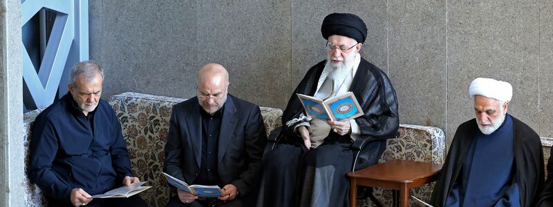 Irans Religionsführer Ajatollah Ali Chamenei winkt bei einem Treffen in Teheran der Menge zu. - Foto: Uncredited/Office of the Iranian Supreme Leader/AP/dpa