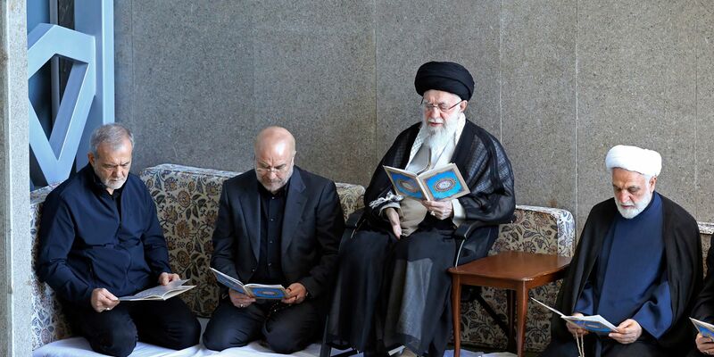 Irans Religionsführer verteidigt den Angriff auf Israel. - Foto: Uncredited/Office of the Iranian Supreme Leader/AP/dpa