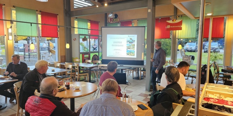 POL-ROW: Landwirtschaftliche Fahrzeuge beim 213. Fernfahrerstammtisch - Foto: presseportal.de