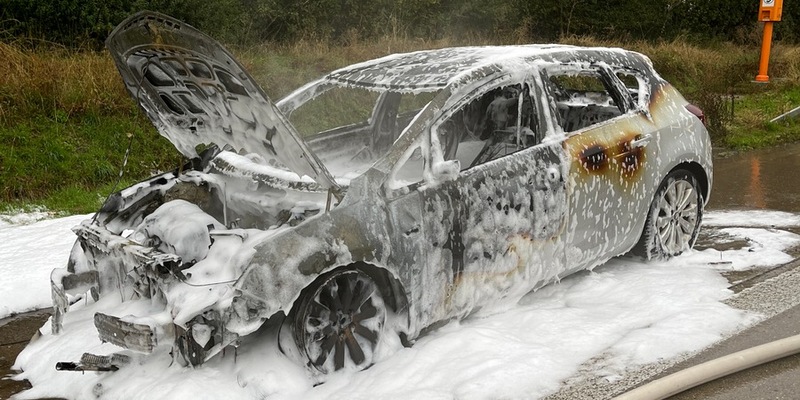 API-TH: Brennender Pkw auf dem Standstreifen - Foto: presseportal.de