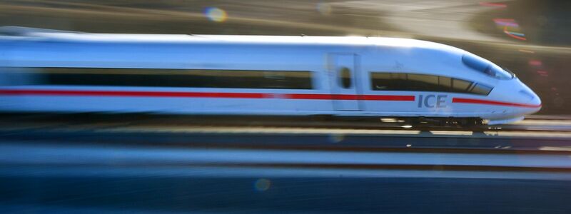 Mit der Bahncard 100 können alle ICE benutzt werden. Der Preis dafür wird jedoch bald angehoben. (Archivbild) - Foto: Martin Schutt/dpa-Zentralbild/dpa