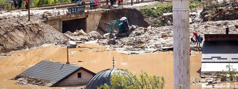 Bei Überschwemmungen und Erdrutschen in Bosnien-Herzegowina kamen mindestens 18 Menschen ums Leben (Foto aktuell). - Foto: Armin Durgut/AP/dpa