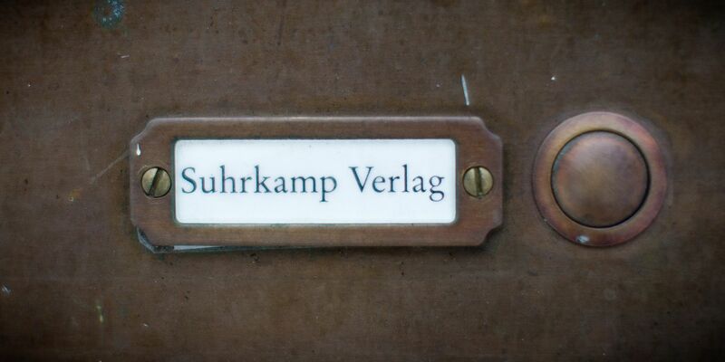 Klingelschild mit Verlagsname - Foto: Michael Kappeler/dpa