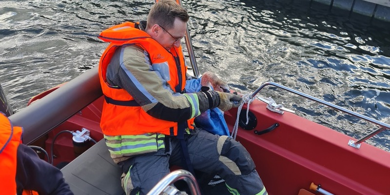 FW Bocholt: Schwan aus misslicher Lage am Aasee befreit - Foto: presseportal.de