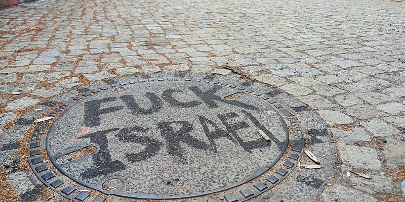 Graffiti mit dem Schriftzug Fuck Israel auf einem Gullideckel (Archiv) - Foto: über dts Nachrichtenagentur
